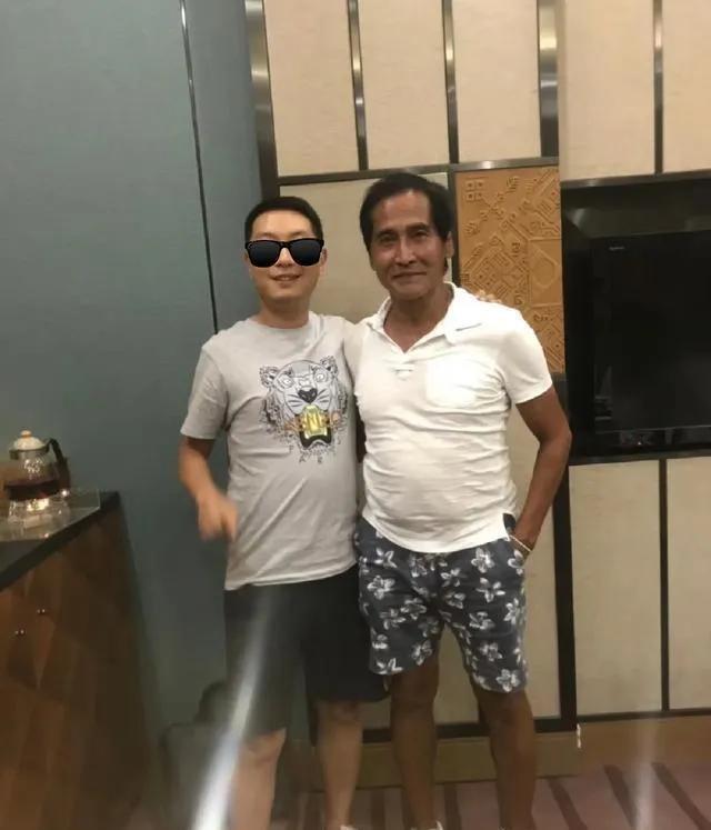 63岁齐秦定居云南养老，秃头大肚腩成老头，与王祖贤差距一目了然