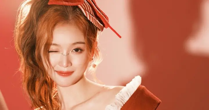 吴宣仪，红白穿搭少女色彩。