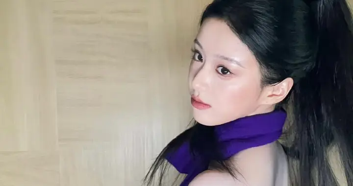 包上恩，高马尾紫色露背裙穿搭，又甜美又优雅。