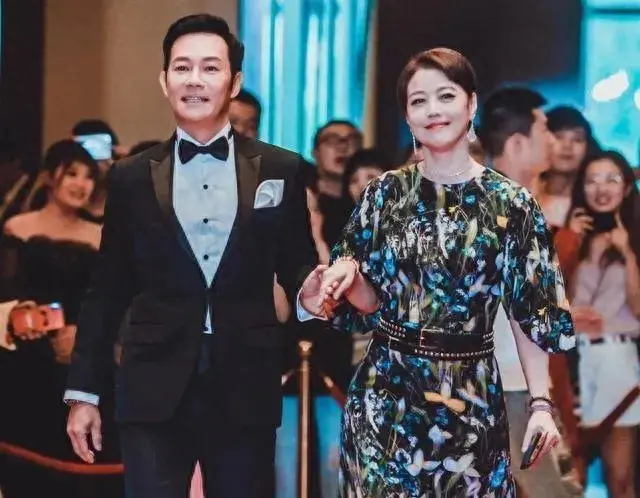 张兆辉牵着周海媚的手，荧屏情侣的感觉再次出现，她还是他的女王