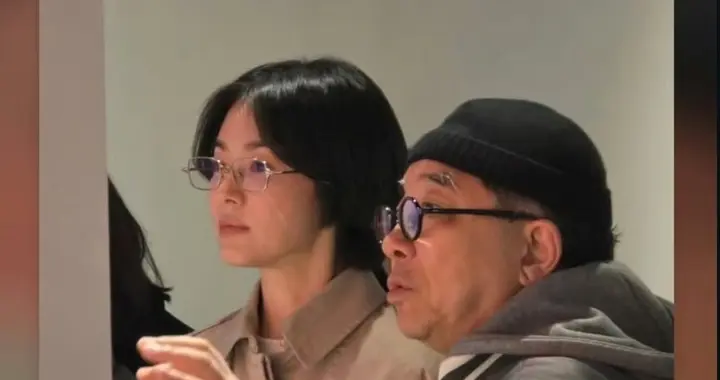 45岁宋慧乔看画展，素颜脸肿起褶，留四边齐短发，网友：老了20岁 ?