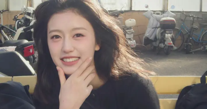 裴佳欣 17岁的青春活力 让人挪不开眼睛