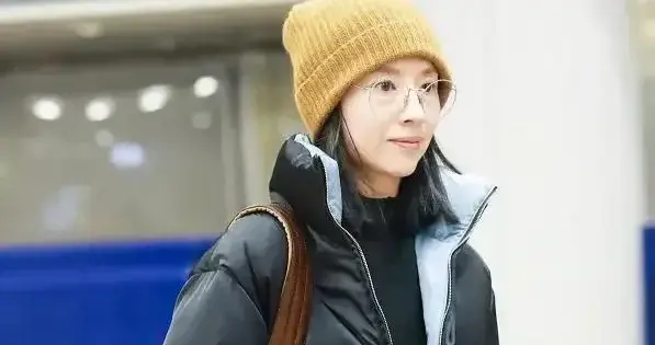 董洁不愧是穿搭高手！短款羽绒服+黑色毛衣+牛仔裤 显瘦保暖又减龄