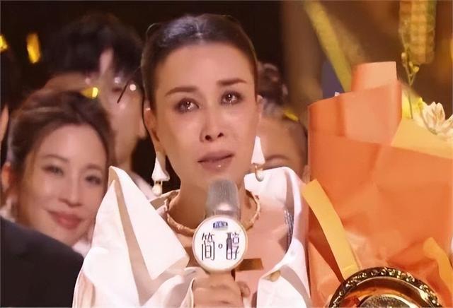 那英|那英被封“歌王”遭质疑，外国选手现场爆料，那英：我敢接受负评