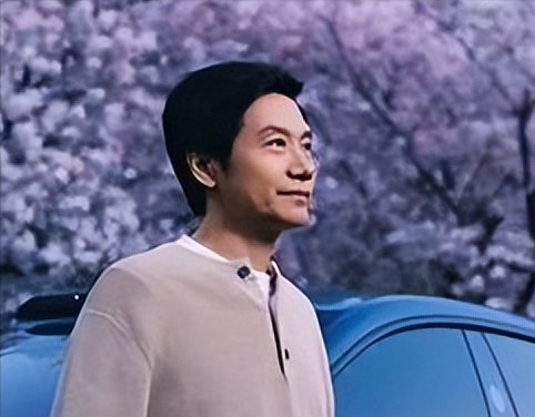 23年武大校庆上的雷军和25年武大樱花树下的雷军，简直判若两人