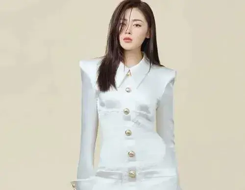 蓝盈莹张天爱胯部对比引热议，女性审美多元性再引关注?