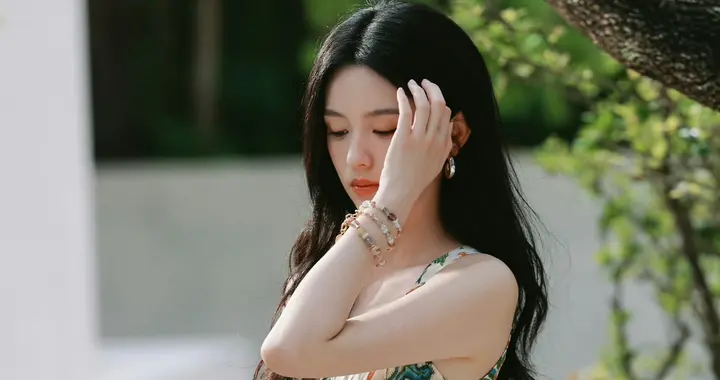 周也碎花连衣裙，美神降临