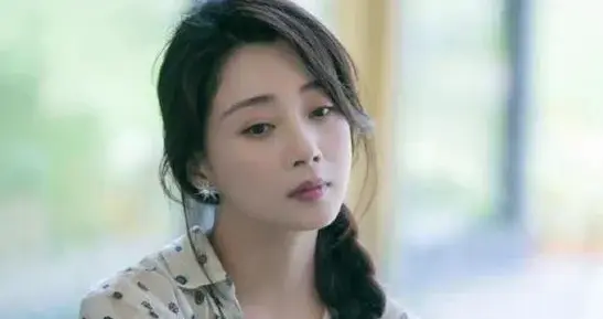 45岁殷桃扎起麻花辫年轻20岁！穿波点衬衫+格子裙，减龄又时髦！