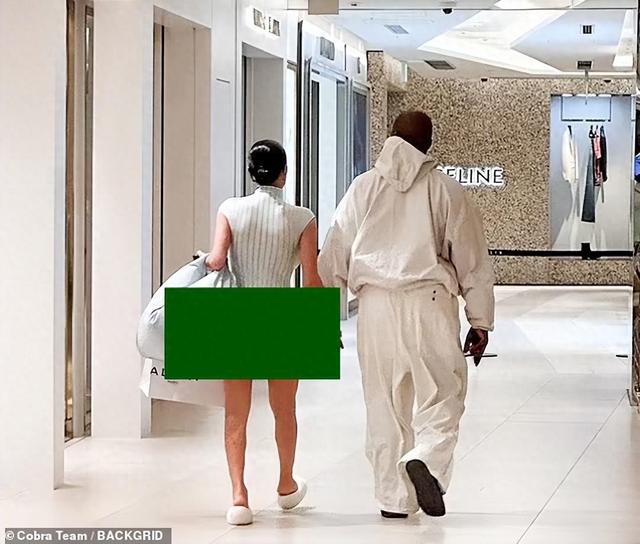 侃爷新老婆再破尺度只贴布条出街？染粉发被喷不如卡戴珊