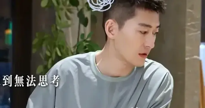 张翰北京300平米大平层内景首度曝光，玻璃倒影中女子疑似新女友