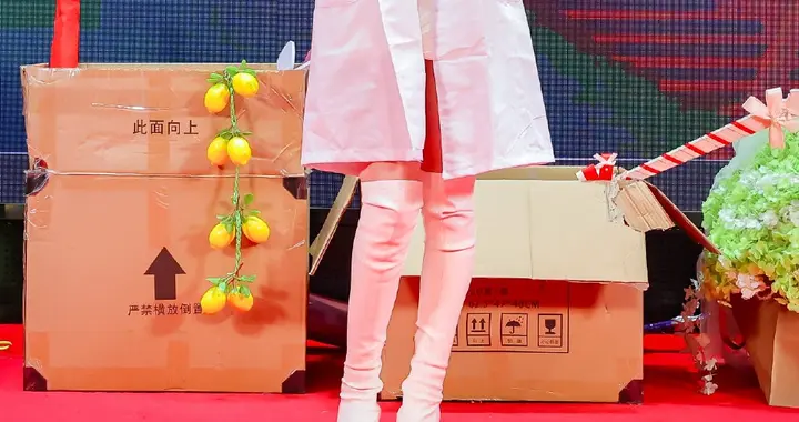 喻言舞台脚踩白色长筒靴，清纯又迷人