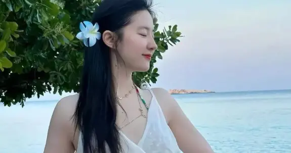 刘亦菲海边无滤镜照流出，肚子赘肉真实，网友：这才是自然美
