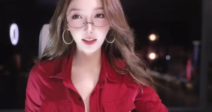 米娜转型唱歌主播形象尽毁！一开嗓贵宾跑了七八百，唱的真好看