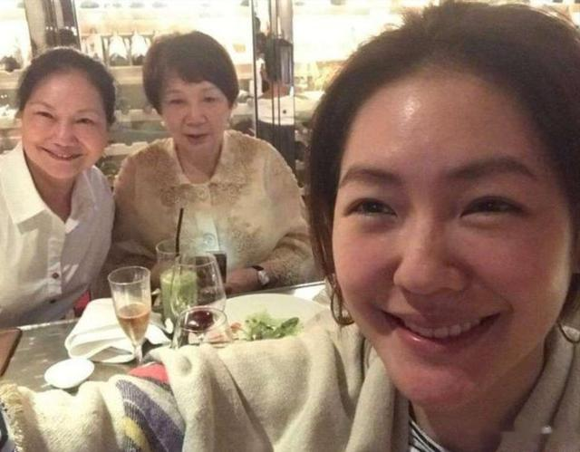 大S追思会的一个细节引质疑，具俊晔与大S闺蜜可能在唱双簧