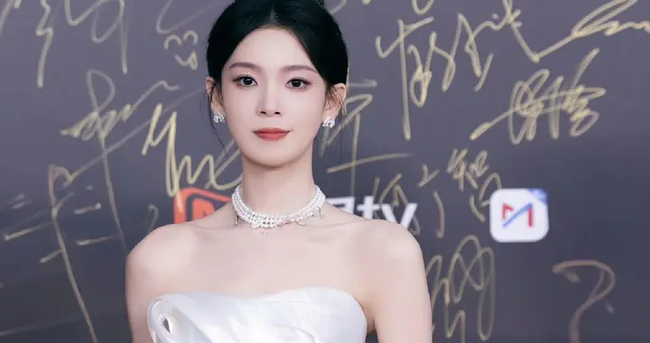 陈瑶亮相微博视界大会红毯，一袭五彩斑斓的白色礼服裙，惊艳全场