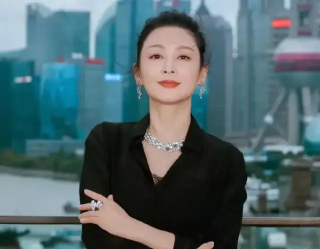 \大陆第一美人\陈红，让两大名导拜倒在石榴裙下，55岁活的像25岁