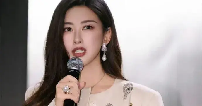 朱珠的气质不一般！穿圆领刺绣外套+亮片裙，贵气又高级！