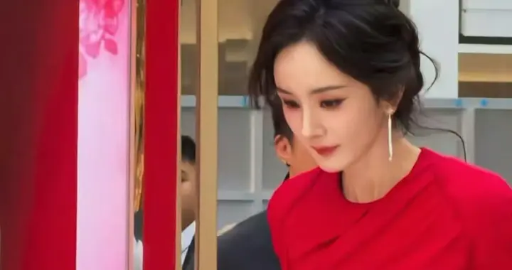 太美了太美了！杨幂深圳出席线下活动，一袭红裙盘发，优雅又大气