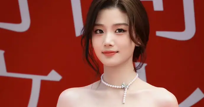 卢昱晓：内娱独一无二的“云间艺人”