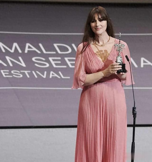 莫妮卡·贝鲁奇：颁奖典礼激凸出镜，果体白皙引发争议