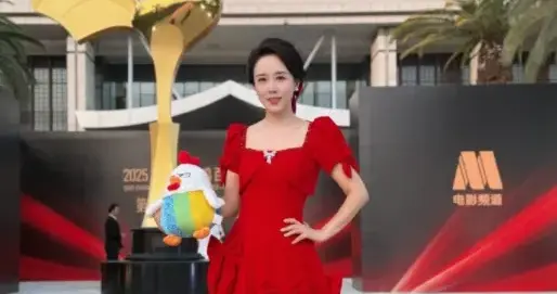 人前仙气十足，人后深V敢穿，20年容颜未改，她真是越老越有韵味