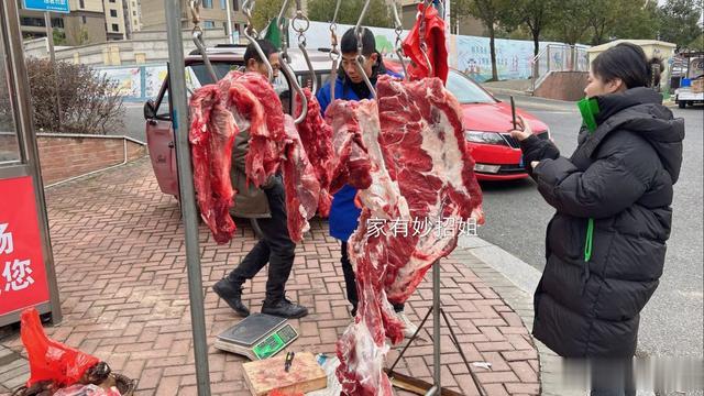 内行人买牛肉，是买“挂着的”还是“摆着的”？牢记这“3不买”