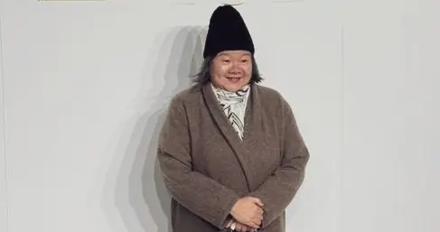 64岁洪晃红毯造型引全网争议，这身“土味”穿搭你敢看吗？