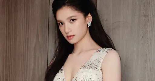 张婧仪兰蔻亮相好绝！彩钻白纱裙+复古盘发，妥妥的在逃公主本人