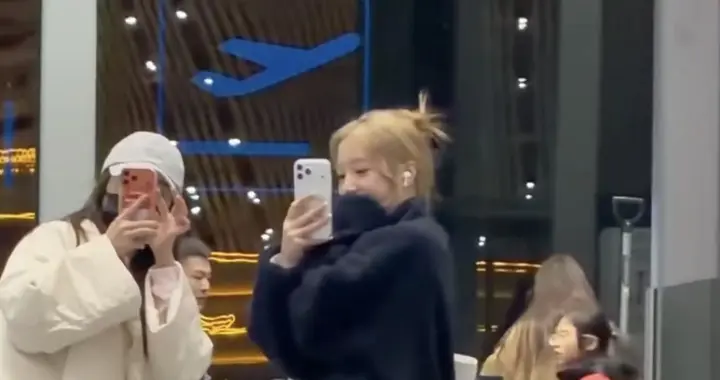 赵薇女儿放寒假了！深夜现身机场妈妈接机，染黄头发有助理架势足