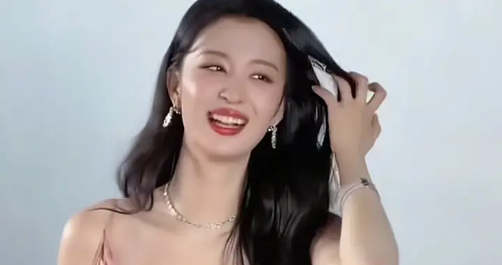 27岁王楚然剧宣穿搭：大波浪+收腰裙，尽显大长腿，美得像小姑娘