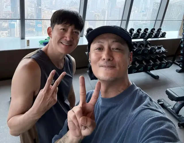 余文乐新剧给王阳作配，二人健身房大秀肌肉，同款比耶笑容慈祥