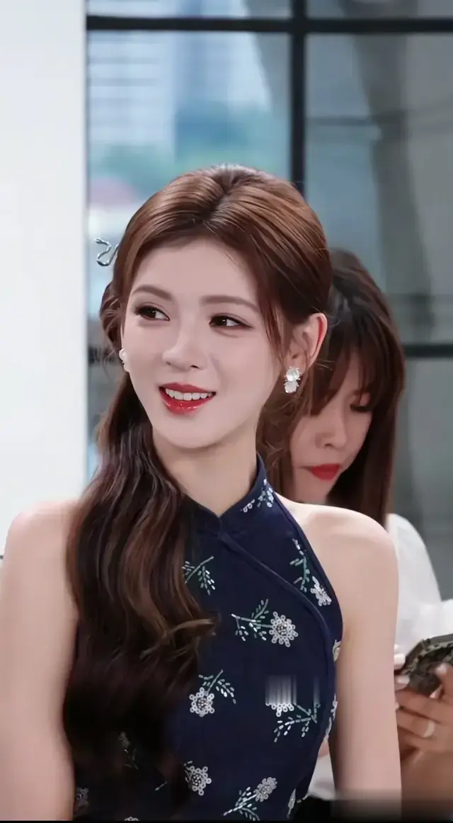 张予曦的浓颜深情眼冲击力有多强？网友：她得到了上天的偏爱