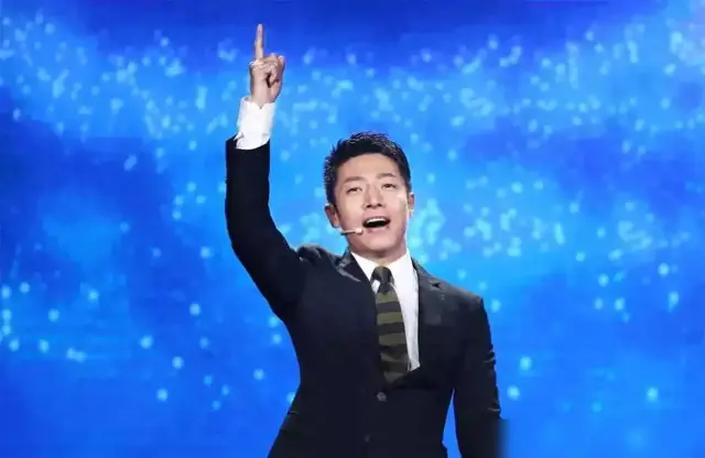 从央视主持人到芳心纵火犯，藏13年的撒贝宁，露出真面目