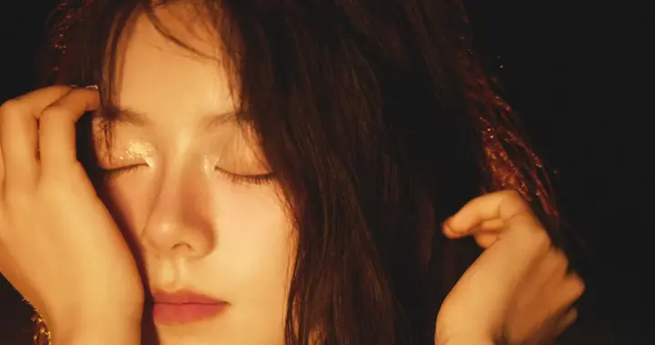 赵今麦，白色蕾丝吊带裙生日大片 ???