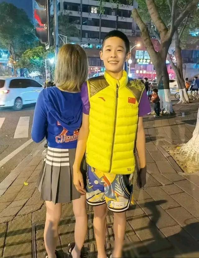 杜锋妻子罕见现身！穿超短裙+染一头黄发，常年分居夫妻关系成谜