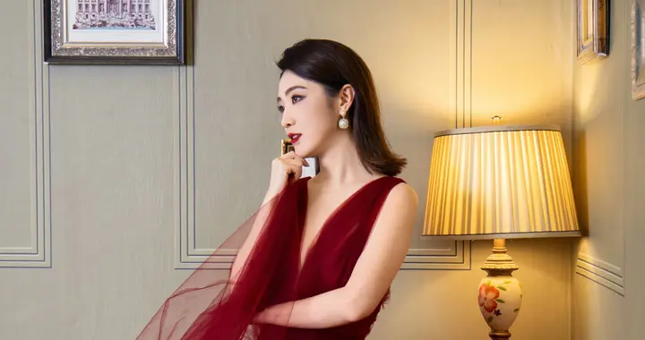 何卿分享美照，一袭酒红深V纱裙，浅笑间诠释复古优雅之美