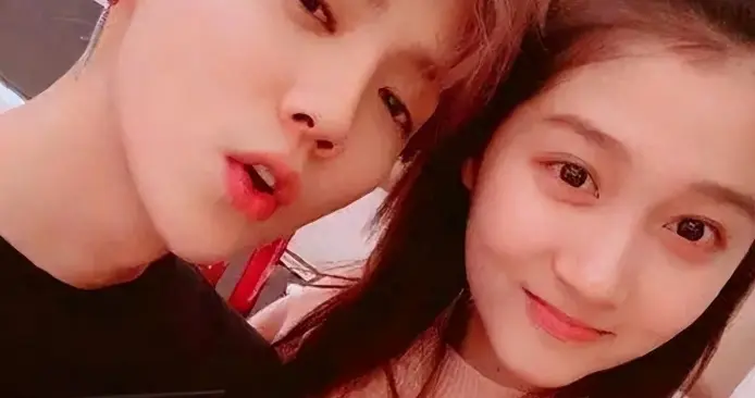 关晓彤亭亭玉立的形象深入人心，她从国民闺女变身最具潜力演员