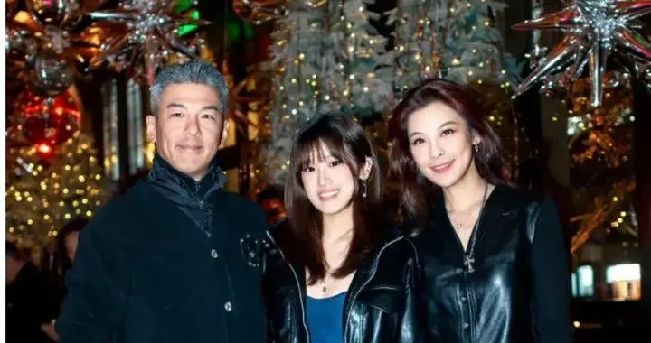 梧桐妹和爸爸后妈跨年，破洞丝袜抢镜，和后妈像姐妹，爸爸好年轻