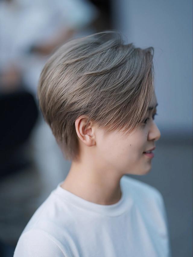 女发别乱剪，最值得尝试还是层次短发，动感还时尚