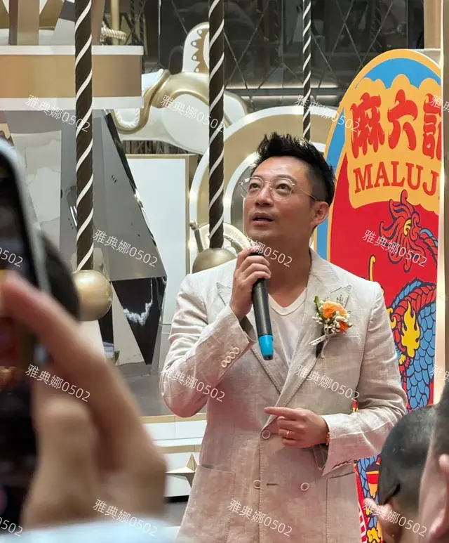 呼和浩特万象城偶遇汪小菲，一身浅色西装文质彬彬挺帅的人气很高