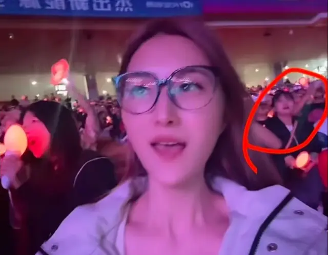 周杰伦演唱会出现抢话筒女生，女生信息被扒出，被网友骂到关评