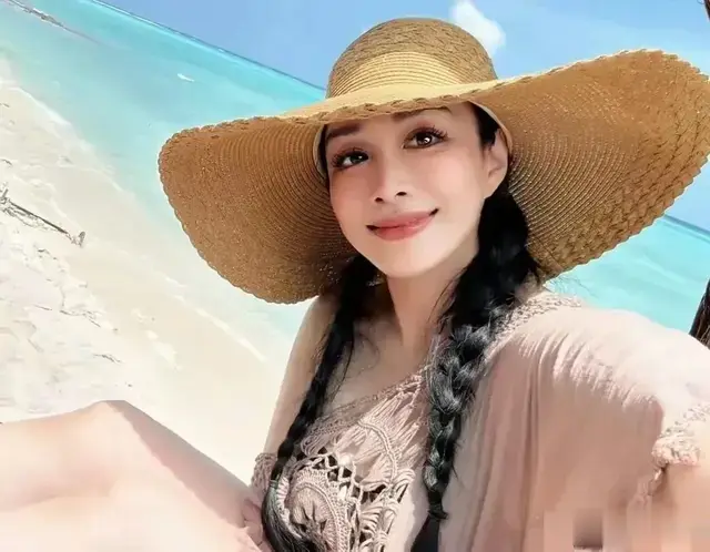 55岁钟丽缇马来西亚泳池变美人鱼，身材碾压少女，水中状态绝了