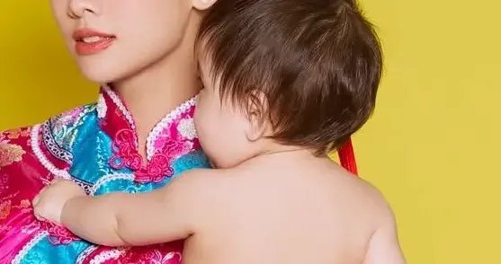 鬼鬼吴映洁晒母女合照，女儿肉嘟嘟像是混血，看来爸爸不是炎亚纶