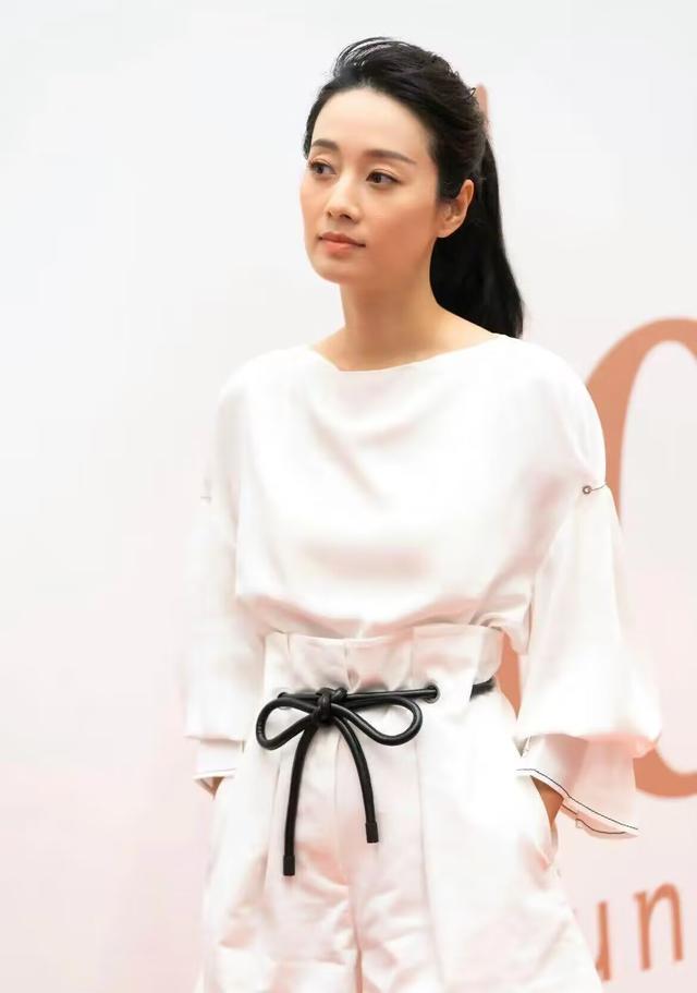 王诗龄 马伊琍终于换发型了！长发扎起来好俏皮，看着像“少女”