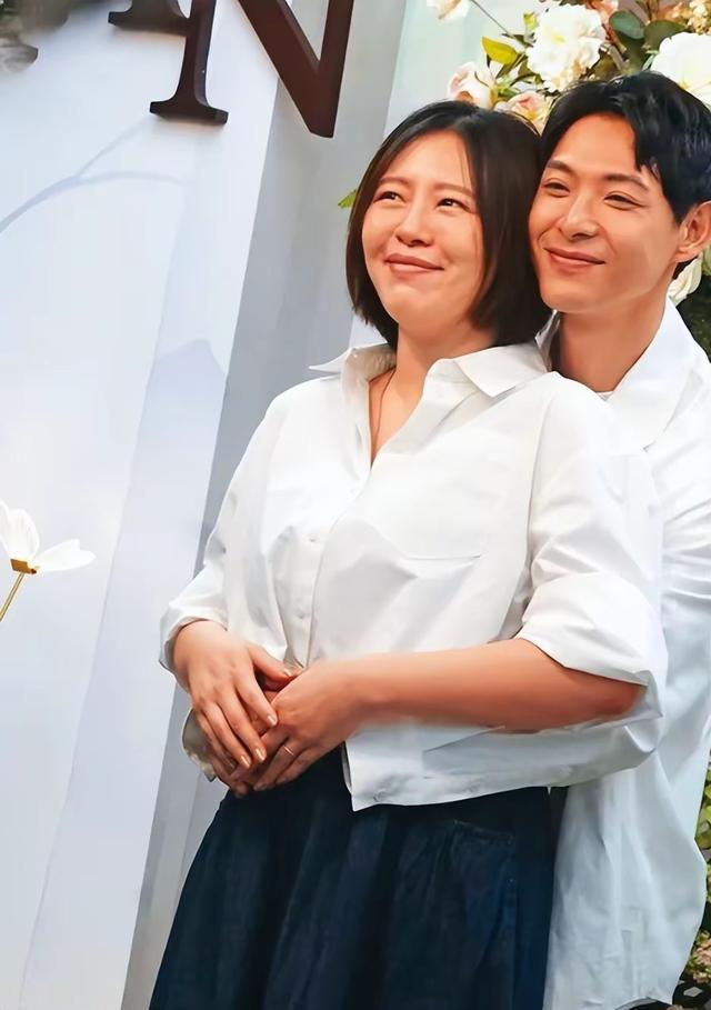 刘品言怀5个身孕登记结婚，她脸胖了一圈，身材臃肿，状态很好