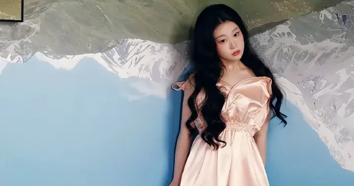 昔日最丑星二代再登杂志封面，造型灵动，成韩国人口中的财阀千金