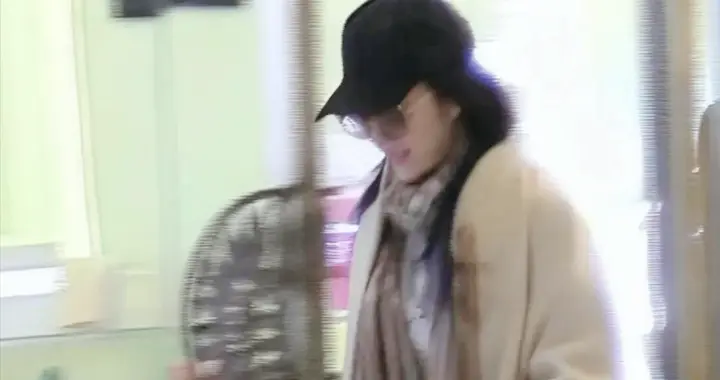 刘亦菲穿八万黄色大衣逛街，打扮清新脱俗，护理结束皮肤白到发光