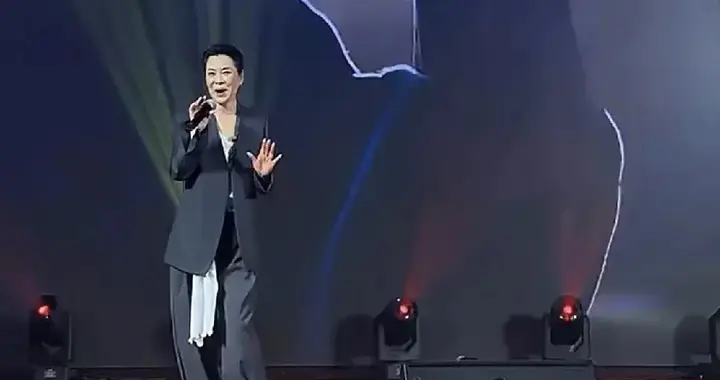 一级歌唱家沦落到接小商演，给某集团年会助兴，老总是她的小粉丝