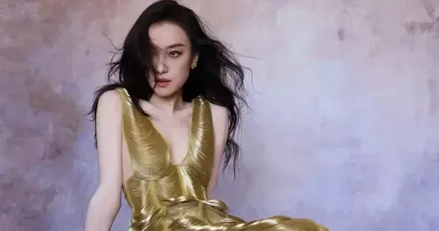 倪妮穿金色深V长裙美艳魅惑 锁骨诱人曲线曼妙