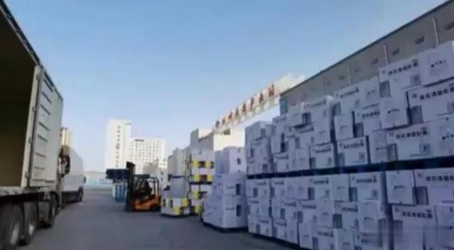 有门店一天卖40万盒连花清瘟，甚至有市民反映药价暴涨240%